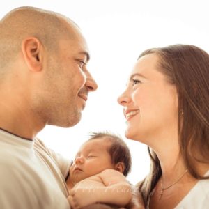 familienfoto von babyfotografin neugeborenes mit eltern nach geburt zuhause in bamberg