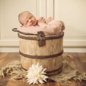 babybilder shooting zuhause babyfoto im holzeimer mit blume im vintage stil von mobiler babyfotografin