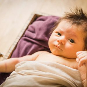 neugeborenenbilder in koffer bei babyshooting zuhause in pommersfelden