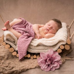 neugeborenenbilder nach der geburt zuhause baby auf schaukel in burgebrach