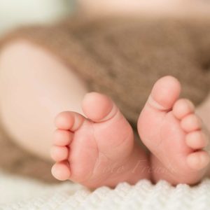 fuesse bei neugeborenenshooting von babyfotografin in pommersfelden babyshooting zuhause fotografin mobil