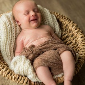 babyfotos im korb bei neugeborenenshooting in bamberg von babyfotografin