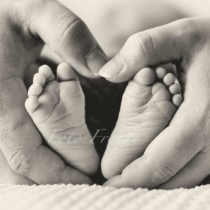 babyfuesse bei neugeborenenshooting von babyfotografin in hirschaid babyshooting zuhause fotografin mobil