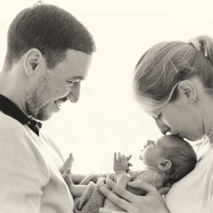 neugeborenes mit eltern nach der geburt shooting zuhause von neugeborenenfotografin