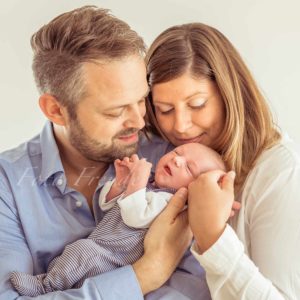 familienbilder mit neugeborenem bei babyshooting in hoechstadt