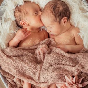 neugeborenes kuesst zwillingsschwester bei neugeborenenshooting in hoechstadt aisch
