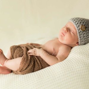 neugeborenenbilder mit strickmuetze bei homeshooting nach der geburt mit natuerlichem licht in hirschaid