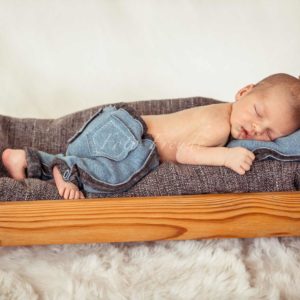 neugeborenen bilder von babyfotografin in hoechstadt babyshooting im bettchen zuhause