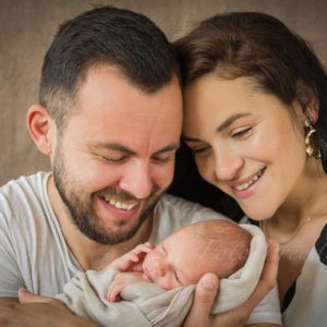 neugeborenenshooting von babyfotografin in hoechstadt babyshooting nach der geburt mit eltern neugeborenenfoto